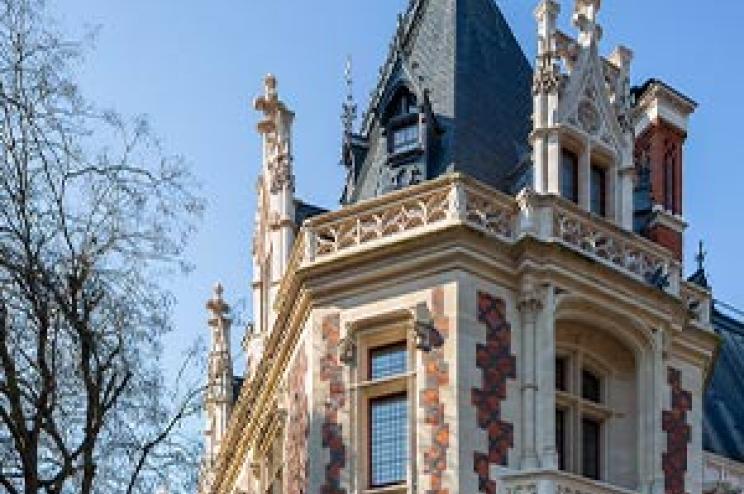 Photo du haut de la tour d'un hôtel particulier 
