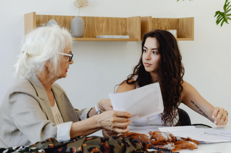 Échange intergénérationnel entre une jeune femme et une femme plus âgée