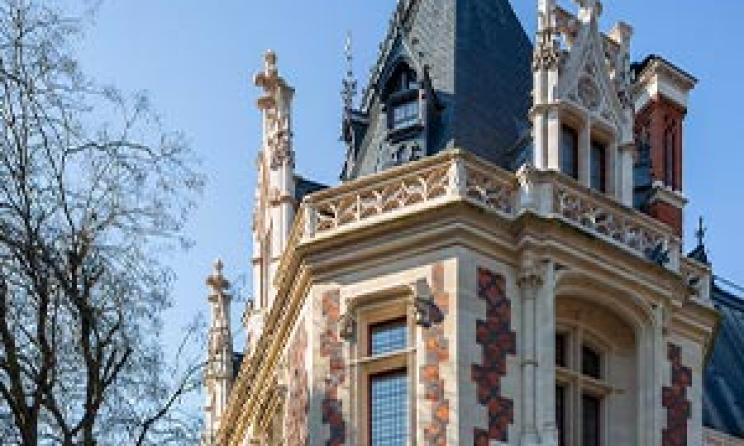 Photo du haut de la tour d'un hôtel particulier 