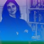 Portrait d'une jeune femme devant une bibliothèque