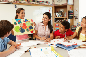 Groupe d'enfants et éducatrice en classe inversée