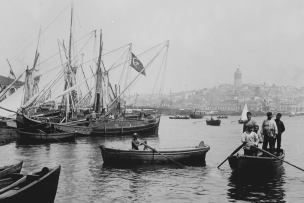 Barques et bateaux dans un port 
