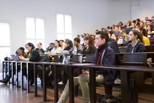 Auditorium rempli d'étudiants 