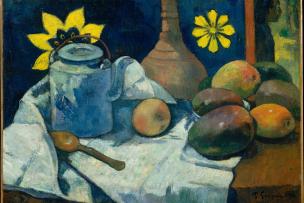 Peinture d'une table sur laquelle est posé un torchon blanc, une théière, une cuillère et des fruits