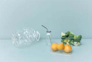 photo d'une bouteille en plastique vide, et deux barquettes de brocolis et oranges