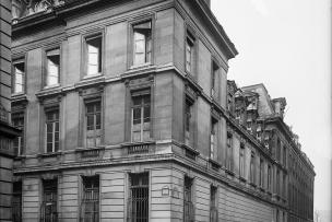 Inalco. Façade sur la rue des Saints-Pères. Paris (VIIème arr.). Plaque de verre. Photographie de Charles Lansiaux (1855-1939), 3 février 1918