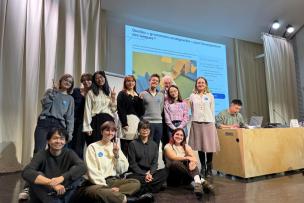 Les étudiants de la promotion M2 DDL 2024-25 avec Jean-Claude Beacco sur la scène de l'auditorium