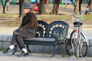 Un homme japonais assis sur un banc