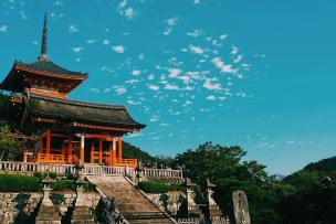 Temple japonais devant un ciel bleu