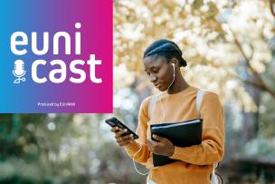 Jeune femme avec des écouteurs dans les oreilles, tenant un smartphone dans la main. Dans le coin gauche de l'image, couverture du podcast EUniCast reprenant les couleurs EUniWell avec le texte "eunicast" et un micro.