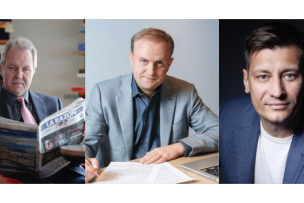 Portrait de 3 hommes dont un avec un journal, un assis devant des papier et le dernier avec un t-shirt blanc