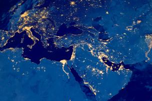 Carte du monde vue de nuit avec les continents éclairés