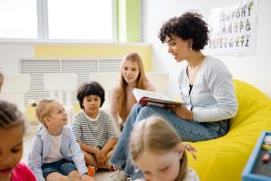 Institutrice et enfants dans une classe
