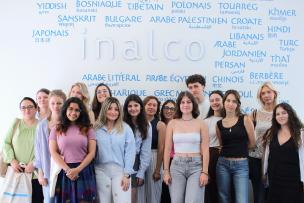 Participants in the intensive hybrid program "Discover French Culture in Paris" in front of the language wall at Inalco.