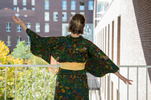 Une femme de dos en tenue traditionnelle