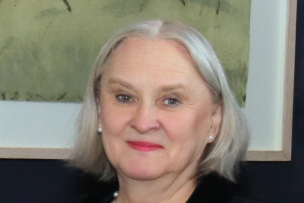 Photo d'une femme avec des cheveux blancs et du rouge à lèvre rouge