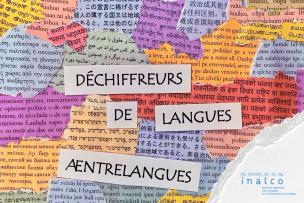 Bandes de papier découpées sur lesquelles sont inscrites les noms des deux concours, Æntrelangues et Déchiffreurs de Langues, posées sur un tas de petites coupures de journaux ou de livres en langues étrangères