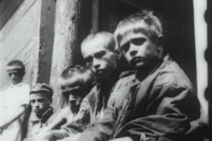 Photo en noir et blanc d'enfants regardant l'objectif