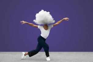 Une femme danse avec un nuage à la place du visage 