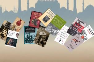 Plusieurs couvertures de livres sur fond où on voit une ville 