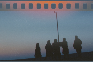 Des personnes de dos entrain de réaliser un tournage