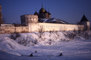 Photo d'un monument avec de la neige en contrebas