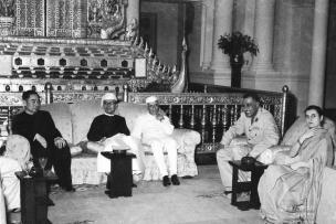 Zhou Enlai, Nehru, Nasser et Indira Gandhi assis