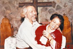 Excerpt "Hand in Hand" (Taïwan) : a man and a woman embrace each other, laughing