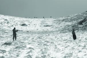 un homme coréen tire sur une femme coréenne dans la neige