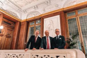 De gauche à droite : Nicolas Chibaeff, directeur des archives du ministère de l’Europe et des Affaires étrangères (2020-2025), Philippe Étienne, Ambassadeur de France, Philippe Advani, président de la Fondation Inalco.‎