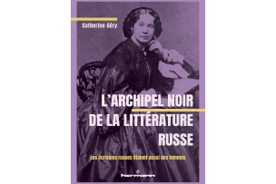 Photo noir et blanc d'une femme assise, la tête posée sur sa main gauche