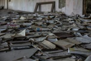 Papiers brûlés sur le sol 
