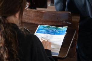 Une participante lit le programme 