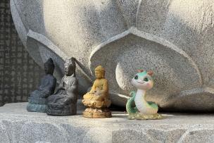 des statues buddhistes 