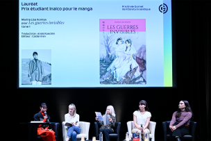 Marina Lisa Komiya sur scène avec son interprète ; Laure Adler, présidente du jury du Prix Émile Guimet de littérature asiatique ; Nina Clément et Erell Lucas, membres du jury Inalco