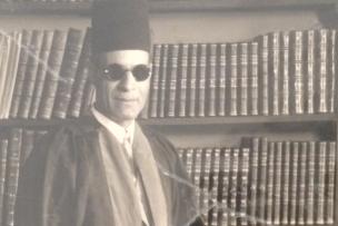 Taha Hussein devant sa biblothèque dans son bureau