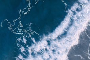 Vue aérienne de l'océan superposée à une carte géographique de l'Indo-Pacifique