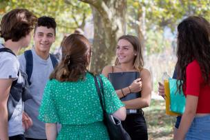 Groupe d'étudiants et d'étudiantes qui discutent en extérieur