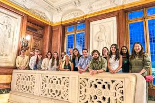 Photo des participants à l'Ecole de Printemps en Asie centrale 2026, avec les enseignants et personnalités institutionnelles ayant encadrés et permis ce programme, sur le balcon de l'escalier d'honneur de la Maison de la recherche de l'Inalco.